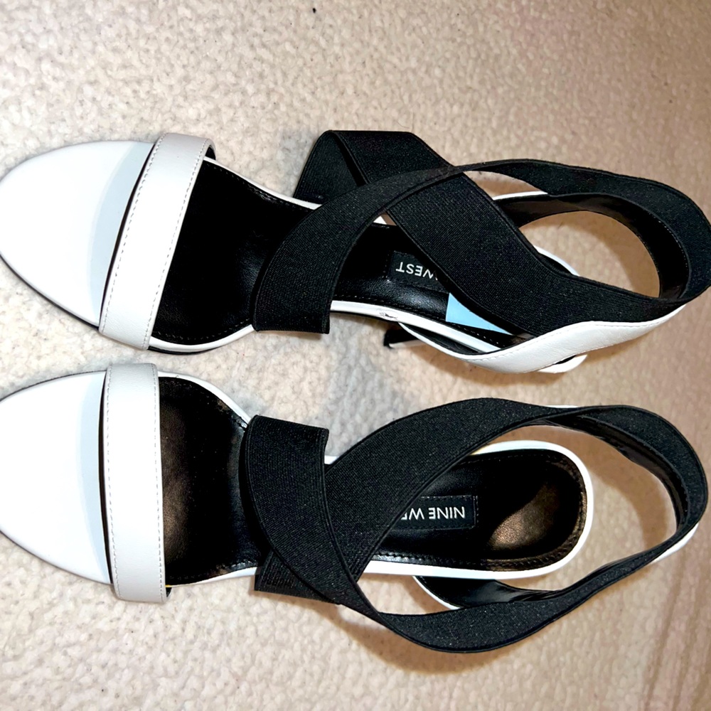 Nine West heel w spandex type strap for easy slip in